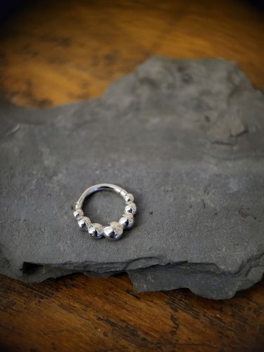 Unser Flat Balls Septum Clicker ist aus hochwertigem Edelstahl hergestellt und ist ideal für dein Septum Piercing geeignet.
