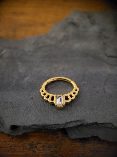 Dieser hochwertige Princess Clicker ist aus silberfarbenem Edelstahl gefertigt und besticht durch seinen wunderschönen Zirkoniastein, der Dich schon von Weitem strahlen lässt! Der Segmentring hat einen Klappverschluss, der ein einfaches Einsetzen des Piercings ermöglicht. Das Piercing ist perfekt für Dein Septum-Piercing geeignet, kann aber auch für verschiedene andere Piercings verwendet werden, wie z.B. für Ohr-Piercings oder Smiley-Piercings (Lippenbändchen).